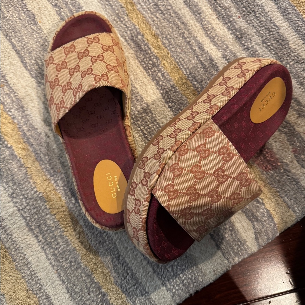 Gucci Women's Beige and Burgundy Slide Sandals